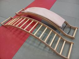 Тренажер Лестница-мостик с мягким матом 

Тренажер Лестница-мостик применяется для выполнения физкультурных упражнений. Тренажер Мост предназначен для развития двигательной активности, координации движения, ловкости и умения держать равновесие.